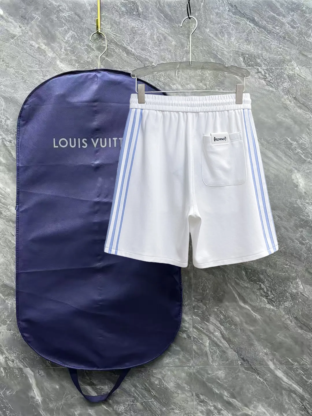 Balenciaga's three-standard complete 2026 summer New Arrival men's casual shorts, advanced custom-made Breathable fabric, Breathable fabric, extremely stretchy and comfortable, impeccable details, top-grade accessories, original logo design concept, delicate and soft feel! The upper body fit is awesome! Size: M-XXXL Please state your height and weight when ordering